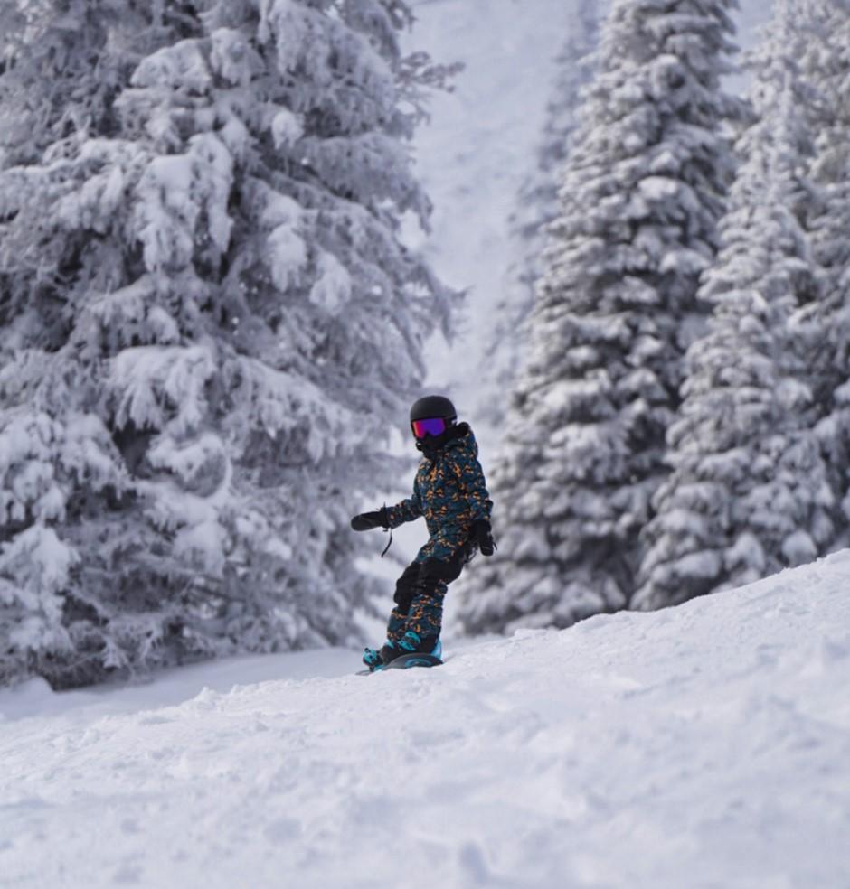 kid snowboarding