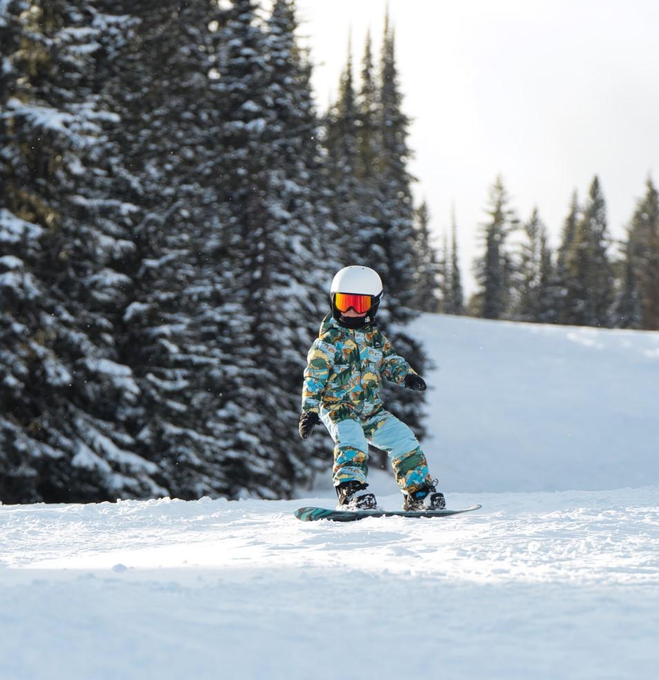 kid snowboarding